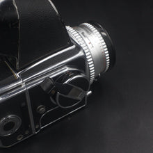 Load image into Gallery viewer, Hasselblad 500C w/ Carl Zeiss Planar 80mm F2.8